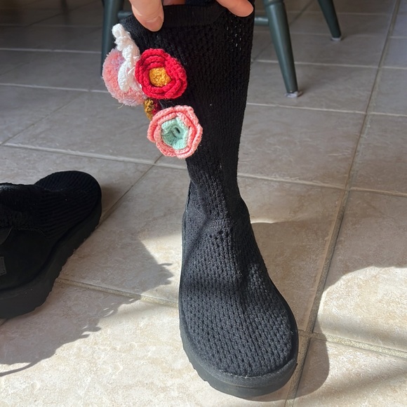 UGG RARE knit boots, Size 7, black with colorful knitted flowers - Picture 4 of 9